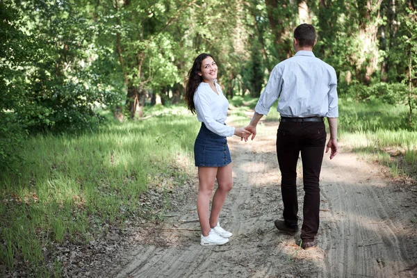 Jovem Casal Caminhando Floresta Natureza Verão Luz Solar Brilhante Sombras — Fotografia de Stock