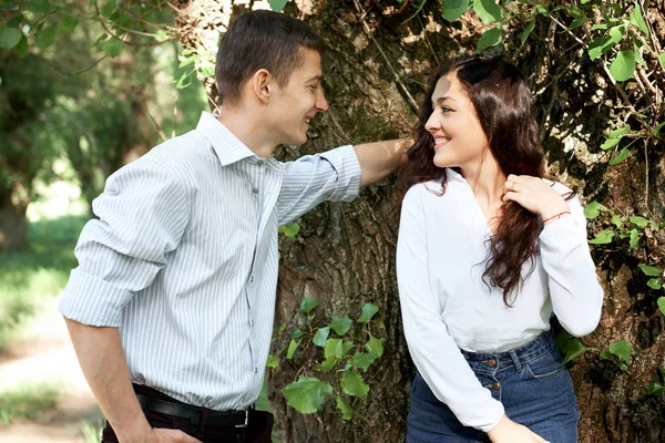 Giovane Coppia Che Cammina Nella Foresta Posa Vicino All Albero — Foto Stock