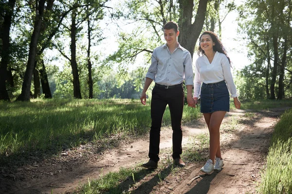 年轻夫妇漫步在森林里 夏日的大自然 明媚的阳光 阴影和绿叶 浪漫的情怀 — 图库照片