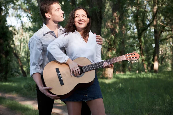 Jong Koppel Wandelen Het Woud Zomer Gitaar Spelen Dansen Natuur — Stockfoto