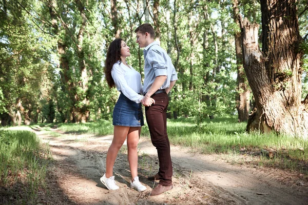 Jovem Casal Caminhando Floresta Natureza Verão Luz Solar Brilhante Sombras — Fotografia de Stock