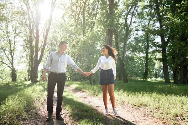 Pareja Joven Caminando Bosque Naturaleza Verano Luz Solar Brillante Sombras — Foto de Stock