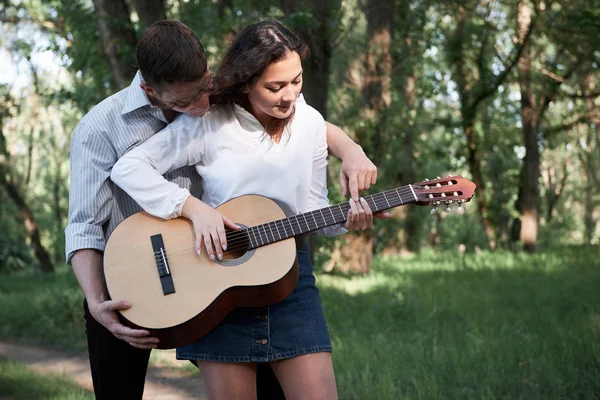 Jong Koppel Wandelen Het Woud Zomer Gitaar Spelen Dansen Natuur — Stockfoto