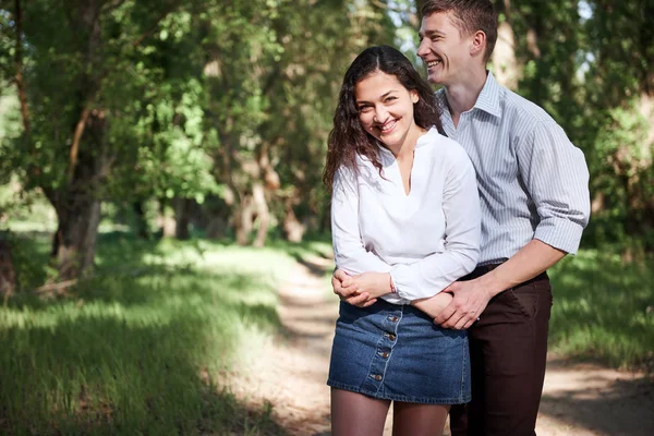 Pareja Joven Caminando Bosque Naturaleza Verano Luz Solar Brillante Sombras — Foto de Stock