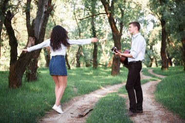 ormanda yürüyüş ve iskambil gitar, yaz doğa, parlak güneş ışığı genç çift, gölgeler ve yeşil yaprakları, romantik duygular