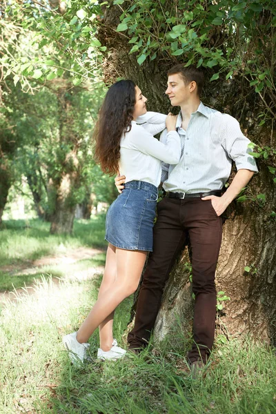 Jeune Couple Marchant Dans Forêt Posant Près Arbre Nature Estivale — Photo