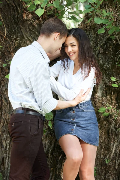 Jovem Casal Caminhando Floresta Posando Perto Árvore Natureza Verão Luz — Fotografia de Stock