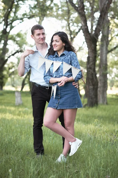 Junges Paar Posiert Mit Fahnen Wald Sommerliche Natur Romantische Gefühle — Stockfoto