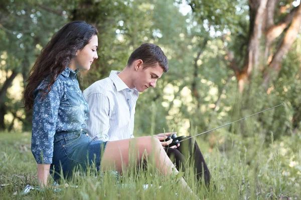 Pareja Joven Sentada Hierba Bosque Mirando Atardecer Escuchar Radio Naturaleza —  Fotos de Stock