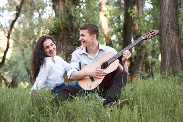 Jong Koppel Zit Het Bos Het Spelen Van Gitaar Zomer — Stockfoto