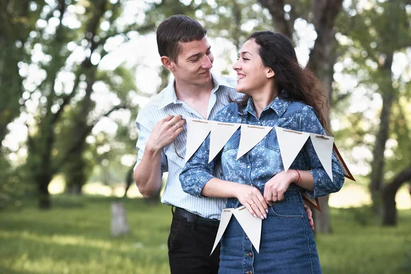 Pareja Joven Posando Con Banderas Bosque Naturaleza Verano Sentimientos Románticos — Foto de Stock