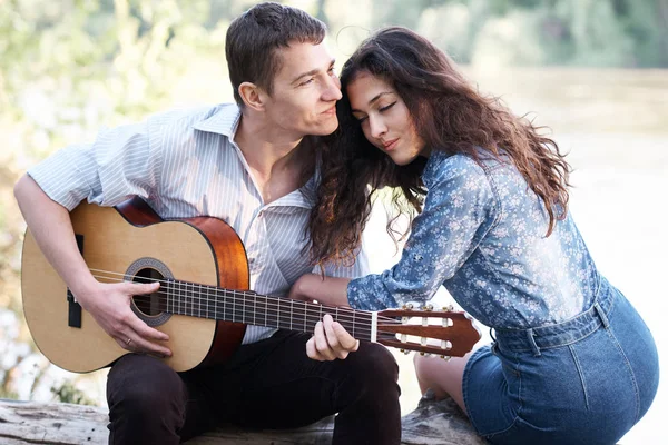 Jeune Couple Assis Sur Une Bûche Bord Rivière Jouant Guitare — Photo