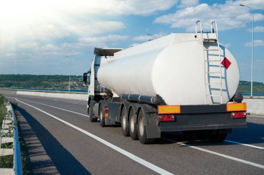 yakıt kamyonu sürmek road, beyaz boş renk, dikiz, karayolu üzerinde bir nesne üzerinde