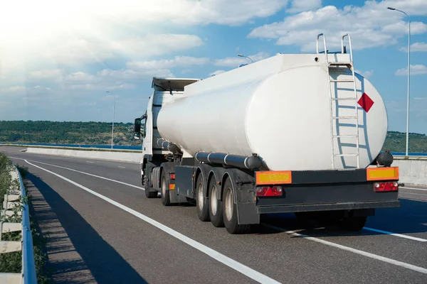 Camiones Combustible Paseos Por Carretera Blanco Blanco Color Vista Trasera — Foto de Stock