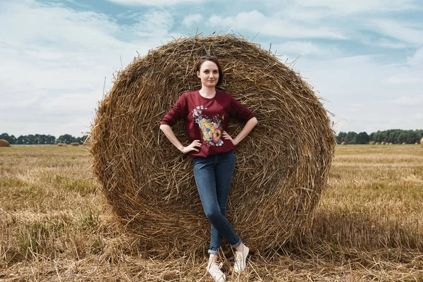 Chica Joven Divirtiéndose Campo Segado Heno Envuelto Pajar —  Fotos de Stock