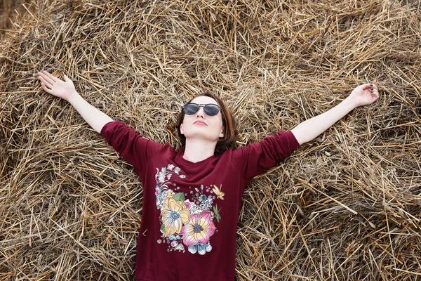 Chica Joven Divirtiéndose Campo Acostado Pajar —  Fotos de Stock