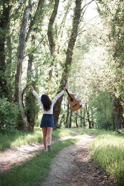 Joven Mujer Caminando Bosque Tocando Guitarra Naturaleza Verano Luz Del —  Fotos de Stock