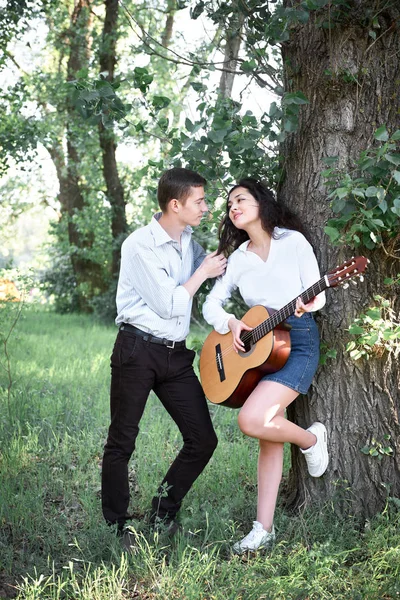 Jovem Casal Andando Floresta Tocando Guitarra Natureza Verão Luz Solar — Fotografia de Stock