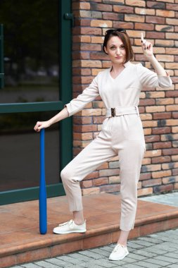 beysbol sopası ile kız mağaza kapalı kapıda duruyor ve bu korur