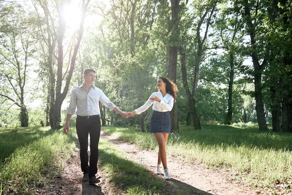 年轻夫妇漫步在森林里 夏日的大自然 明媚的阳光 阴影和绿叶 浪漫的情怀 — 图库照片