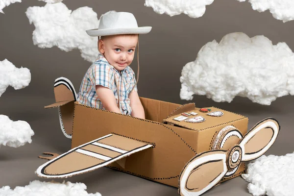Αγόρι Που Παίζει Ένα Αεροπλάνο Από Χαρτόκουτο Και Ονειρεύεται Γίνει — Φωτογραφία Αρχείου