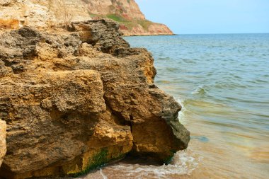 güzel deniz manzara, portre sahilde, Yalı yüksek tepeler, vahşi doğa ile taştan
