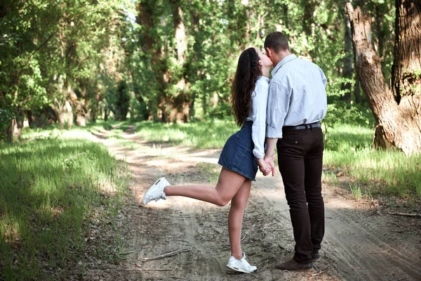 Mladý Pár Lese Letní Přírody Světlo Stíny Zelené Listy Romantické — Stock fotografie