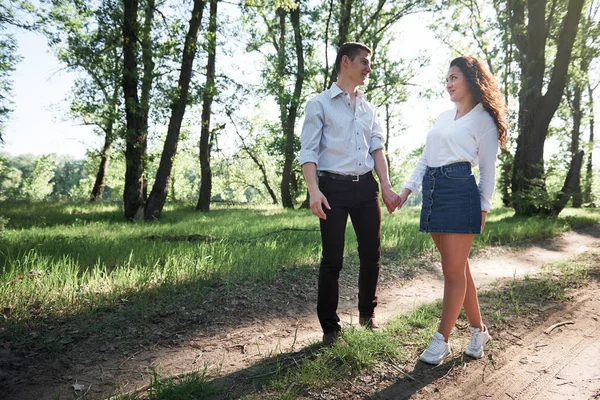 Junges Paar Beim Waldspaziergang Sommerliche Natur Helles Sonnenlicht Schatten Und — Stockfoto