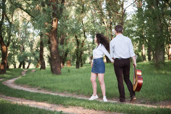 Pareja Joven Caminando Bosque Tocando Guitarra Naturaleza Verano Luz Del —  Fotos de Stock