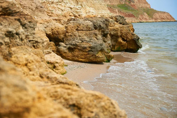 Bela Paisagem Mar Closeup Pedra Praia Costa Mar Com Altas — Fotografia de Stock