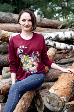 Genç kız ormanda, eğleniyor günlükleri poz