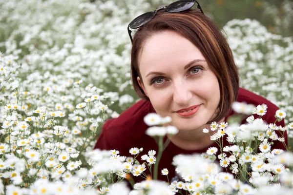 güzel genç kadın portre beyaz arka plan, yüz portre üzerinde