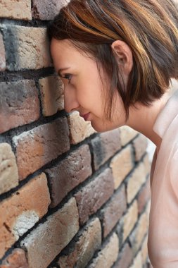 Genç kız başını duvara mı, sorun kavramı koydu.