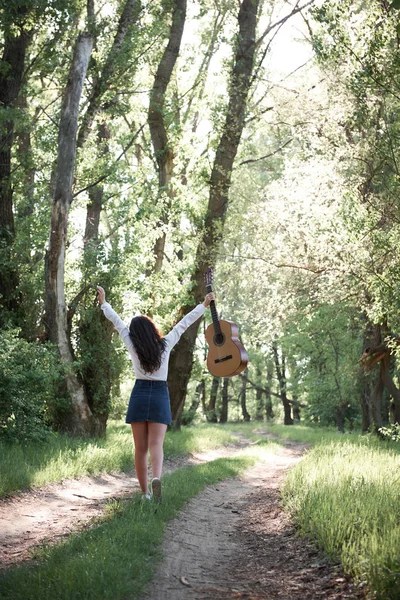 Joven Mujer Caminando Bosque Tocando Guitarra Naturaleza Verano Luz Del —  Fotos de Stock