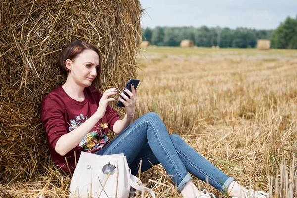 Chica Con Teléfono Sentado Cerca Pajar — Foto de Stock