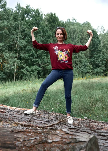 Genç kız ormanda, eğleniyor günlükleri poz