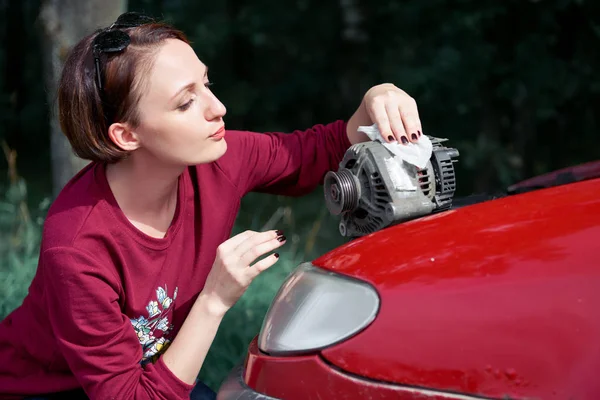 Młoda Dziewczyna Stoi Uszkodzony Samochód Posiada Złe Części Zamiennych Generator — Zdjęcie stockowe