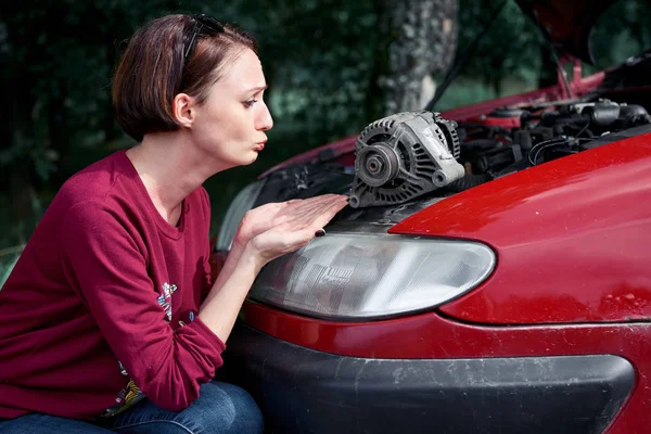 Una Joven Para Coche Roto Tiene Una Mala Pieza Repuesto — Foto de Stock