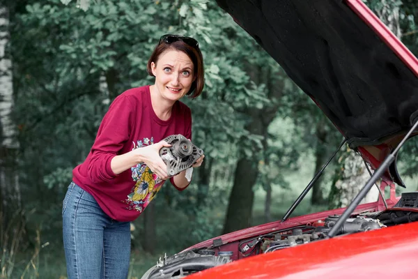 Una Joven Para Coche Roto Tiene Una Mala Pieza Repuesto — Foto de Stock