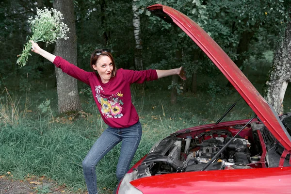 Young Girl Broken Car Gives Him Flowers — Stock Photo, Image