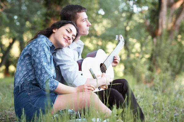 Genç Çift Ormanda Oturan Iskambil Gitar Yaz Doğa Parlak Güneş — Stok fotoğraf