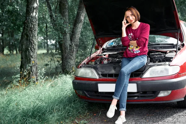 Una Joven Para Coche Roto Mira Motor Entiende Cómo Reparar — Foto de Stock