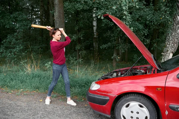 Una Mujer Joven Está Cerca Coche Roto Tiene Estrés Rabia — Foto de Stock