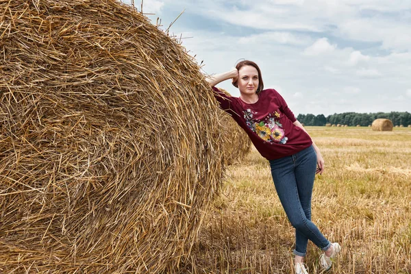 Genç kız alan, eğleniyor iter samanlık