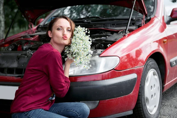 Una Joven Está Cerca Coche Roto Flores — Foto de Stock