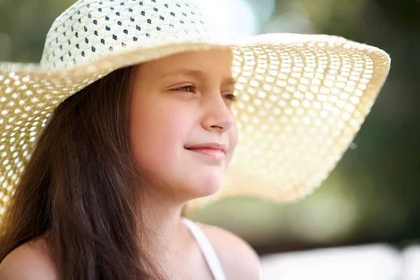 Küçük Bir Kız Giyiyor Büyük Bir Şapka Güzel Bir Güneşli — Stok fotoğraf