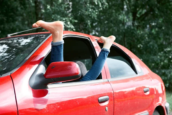 Junge Fahrerin Ruht Sich Rotem Auto Aus Stellt Die Füße — Stockfoto