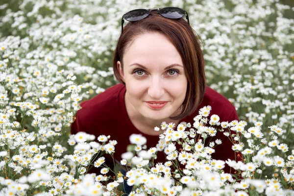 güzel genç kadın portre beyaz arka plan, yüz portre üzerinde