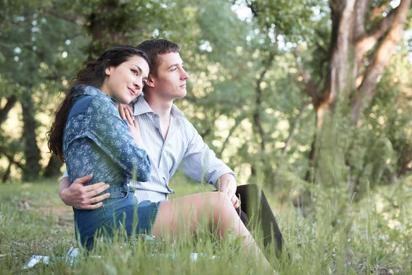 Pareja Joven Sentada Hierba Bosque Mirando Atardecer Naturaleza Verano Luz — Foto de Stock