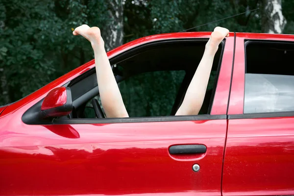 Junge Fahrerin Ruht Sich Rotem Auto Aus Stellt Die Füße — Stockfoto